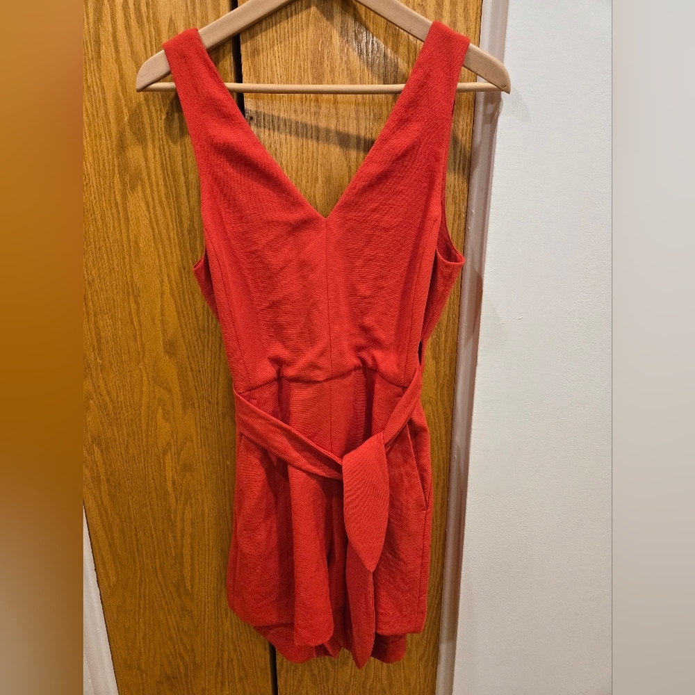 Aritzia Wilfred écoulement Romper in Goji Berry Red Size 8 Like New - Picture 5 of 10